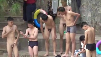 Quay lén học sinh tắm sông
